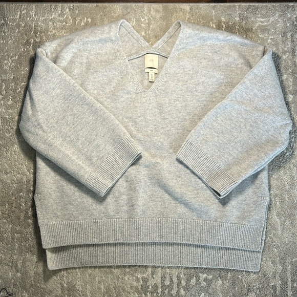 H&M WOMEN WOOL GREY V-NECK WINTER SWEATER - Picture 1 of 5